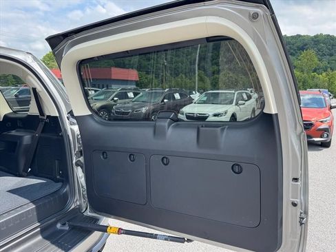 Used 2022 Lexus GX 460 Premium w/ Accessory Package AWD/4WD image 16