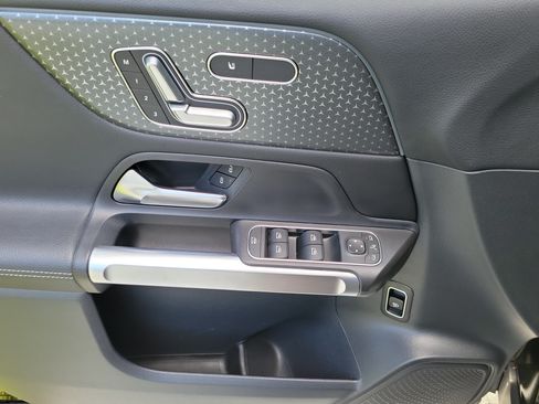 Used 2024 Mercedes-Benz GLB 250 image 16
