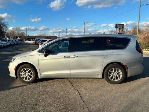 Used 2026 Chrysler Pacifica Select image 5