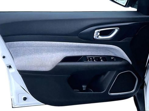 Used 2024 Jeep Compass Latitude image 22