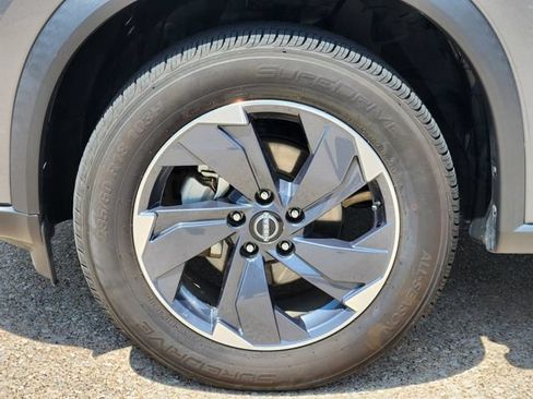 Used 2025 Nissan Rogue SV FWD image 10