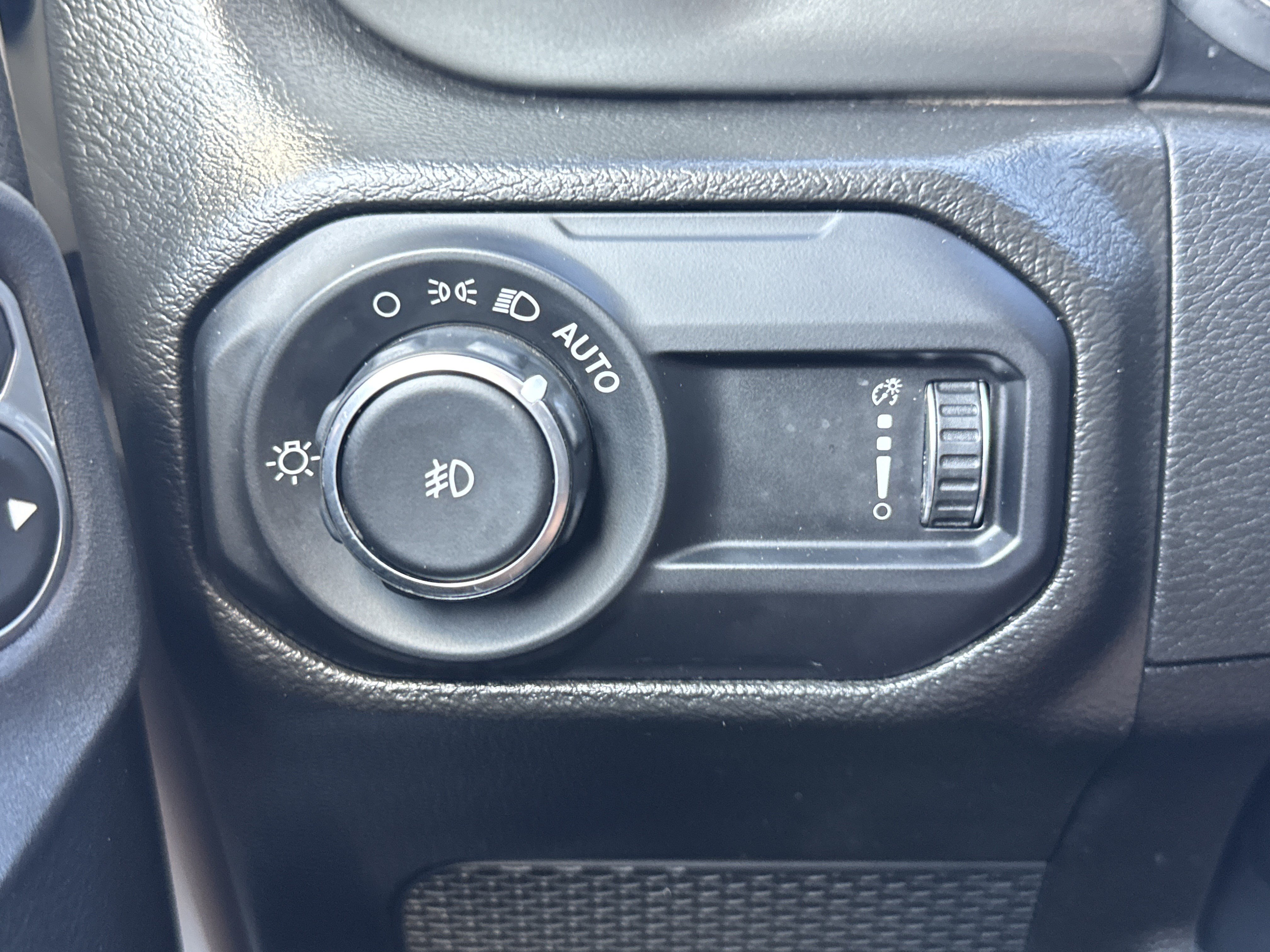 Used 2023 Jeep Wrangler Unlimited Sahara AWD/4WD image 14