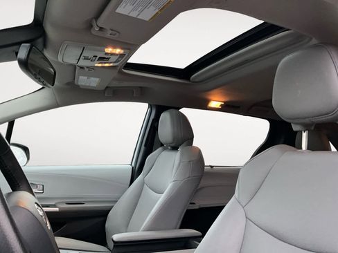 Used 2025 Toyota Sienna XLE image 27