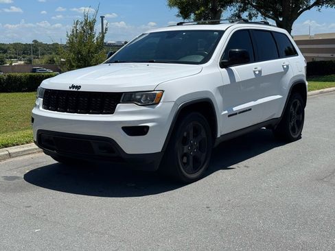 Used 2018 Jeep Grand Cherokee Laredo AWD/4WD image 2