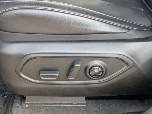 Used 2023 Jeep Grand Cherokee L Laredo image 16