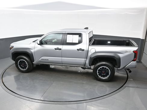 Used 2024 Toyota Tacoma TRD Off-Road AWD/4WD image 33