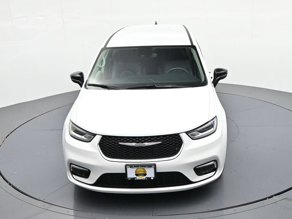 Used 2024 Chrysler Pacifica Touring-L FWD image 16