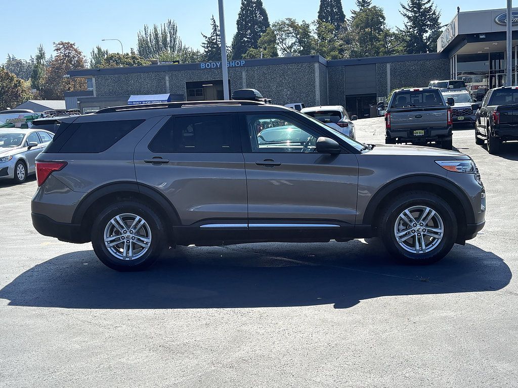 Used 2021 Ford Explorer XLT w/ Equipment Group 202A AWD/4WD image 4