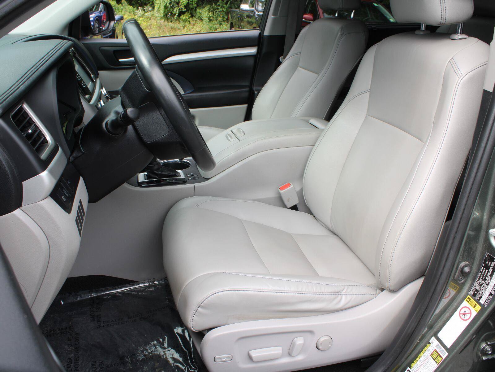 Used 2019 Toyota Highlander XLE AWD/4WD image 17