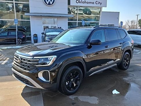 Used 2025 Volkswagen Atlas Peak Edition SE image 1