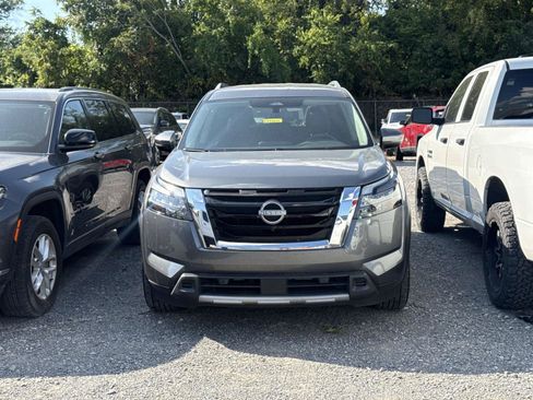 Used 2025 Nissan Pathfinder SL AWD/4WD image 2