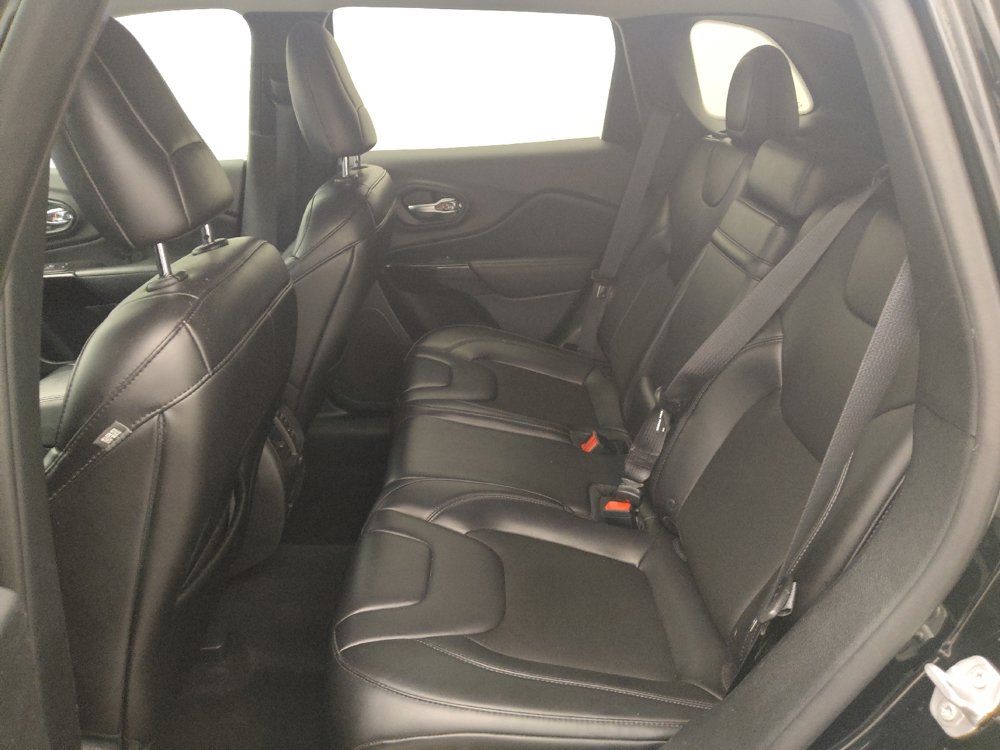Used 2019 Jeep Cherokee Latitude Plus FWD image 18
