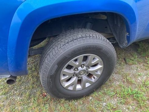 Used 2017 Toyota Tacoma SR5 w/ Tow Package RWD image 8