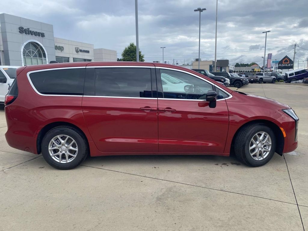 New 2027 Chrysler Pacifica Select FWD image 36