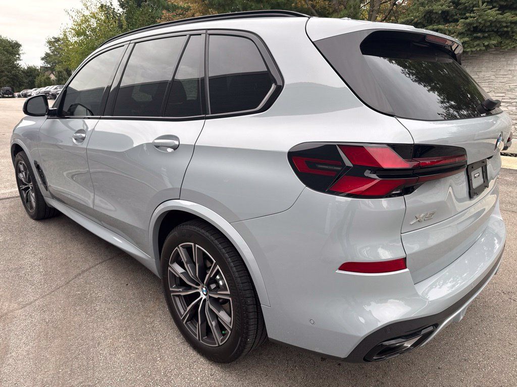 Used 2024 BMW X5 xDrive40i w/ M Sport Package AWD/4WD image 3