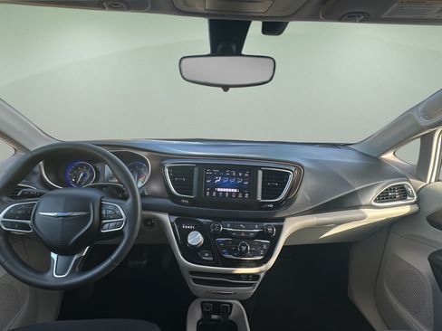 Used 2018 Chrysler Pacifica Touring Plus w/ Tire & Wheel Group FWD image 9