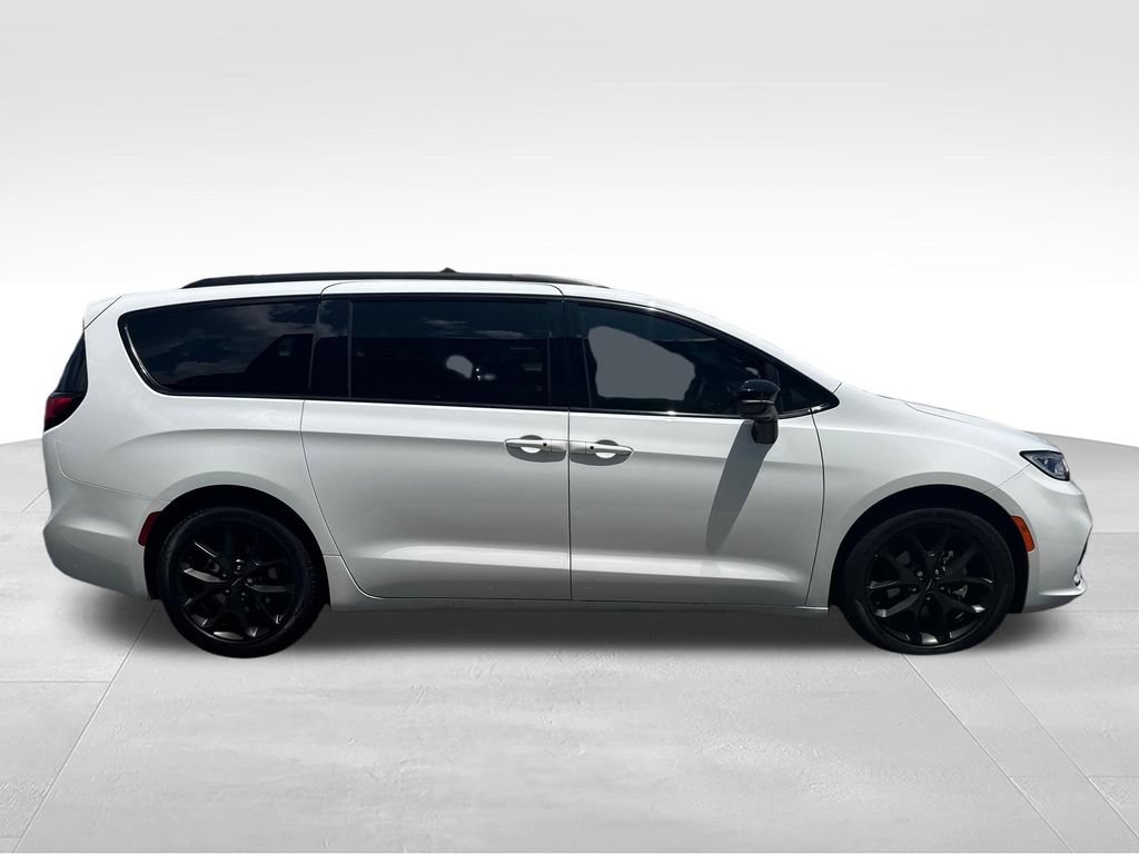 Used 2024 Chrysler Pacifica Touring-L w/ S Appearance Package FWD image 9