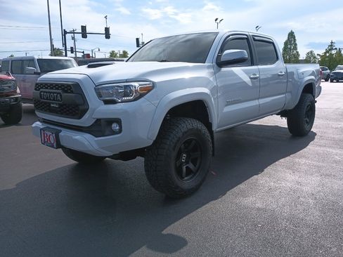 Used 2019 Toyota Tacoma TRD Sport AWD/4WD image 3