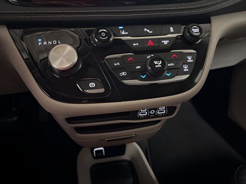 Used 2024 Chrysler Pacifica Limited FWD image 27