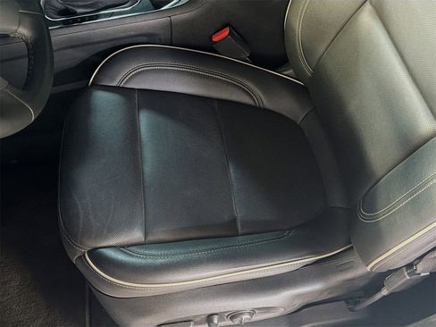 Used 2023 Chevrolet Traverse Premier image 20