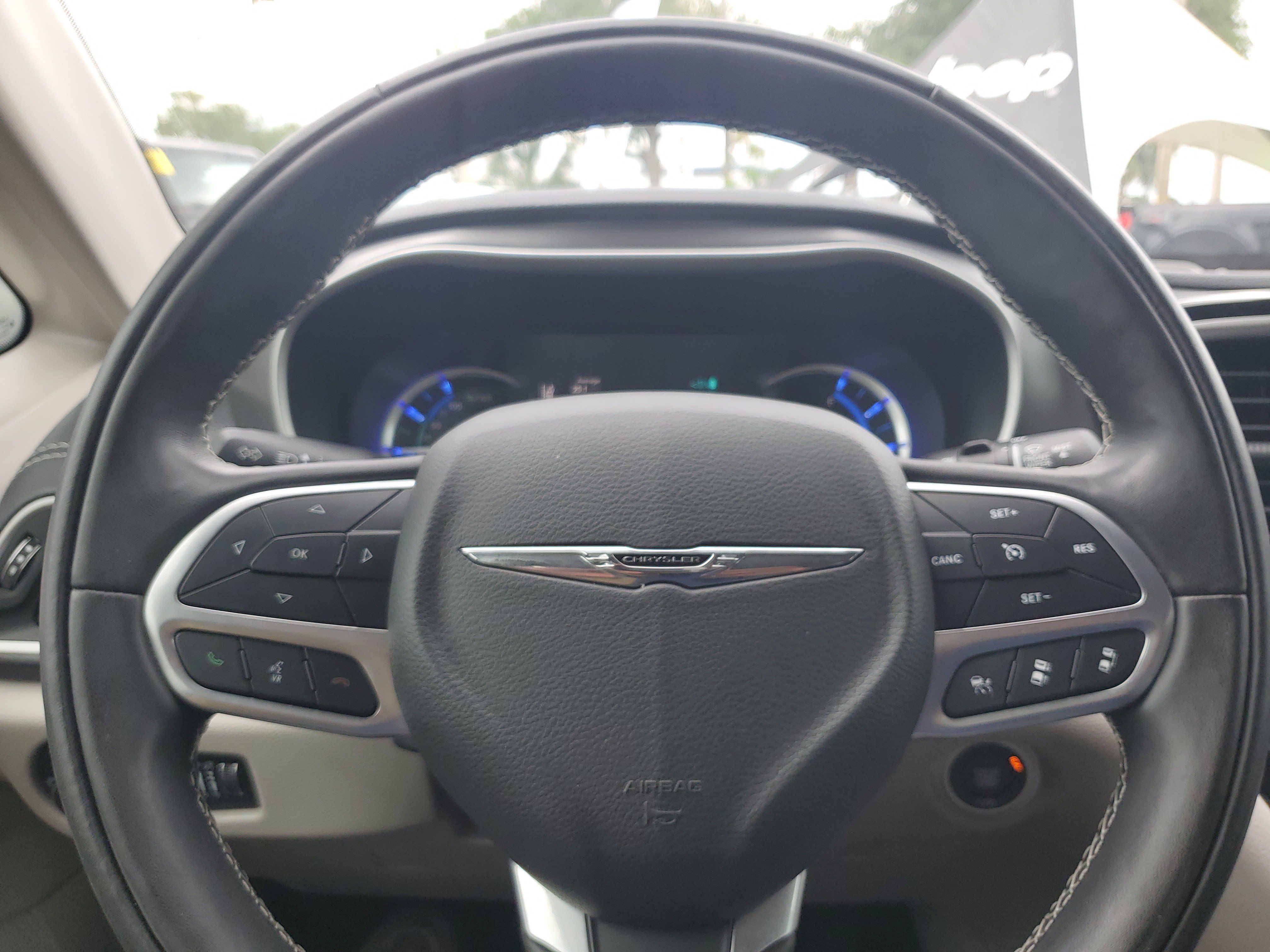 Used 2022 Chrysler Pacifica Touring-L FWD image 19