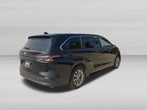 Used 2025 Toyota Sienna LE FWD image 5