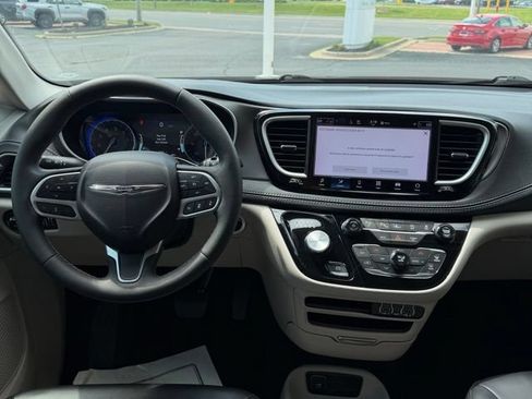 Used 2023 Chrysler Pacifica Touring-L AWD/4WD image 17