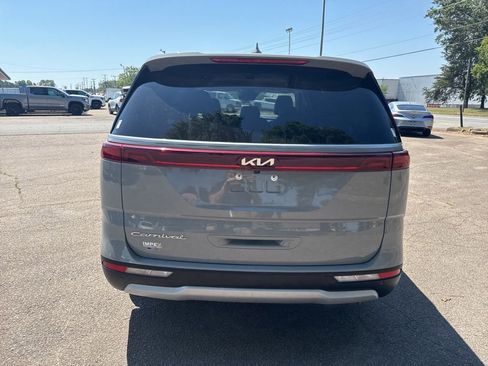 Used 2022 Kia Carnival EX FWD image 4