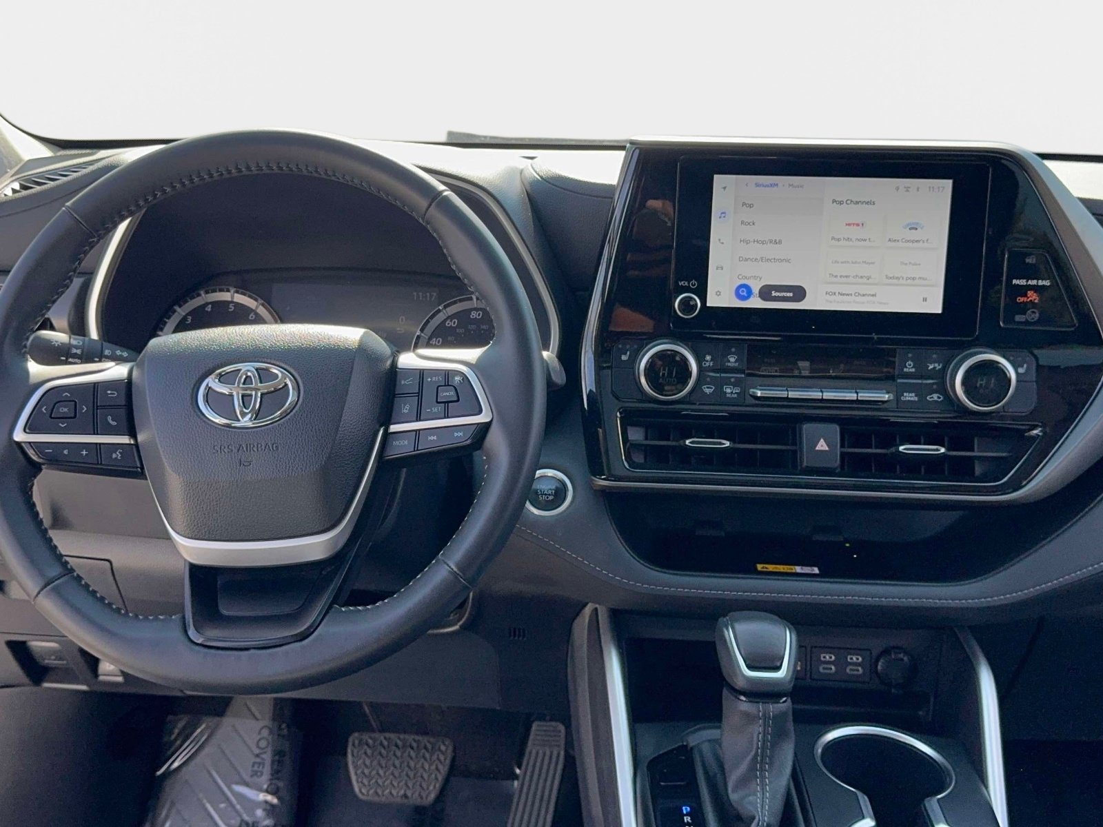 Used 2024 Toyota Highlander XLE AWD/4WD image 11