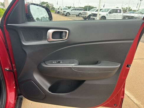 Used 2025 Hyundai Venue SEL FWD image 28