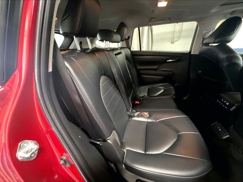 Used 2022 Toyota Highlander XLE AWD/4WD image 16