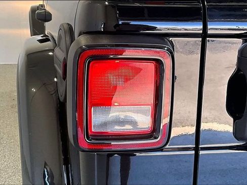 Used 2023 Jeep Wrangler Unlimited Sahara w/ Cold Weather Group AWD/4WD image 41