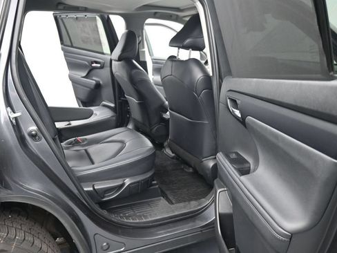 Used 2023 Toyota Highlander XLE AWD/4WD image 25