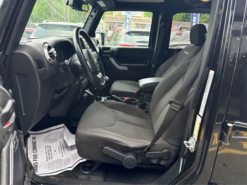 Used 2017 Jeep Wrangler Unlimited Sahara w/ Connectivity Group AWD/4WD image 8