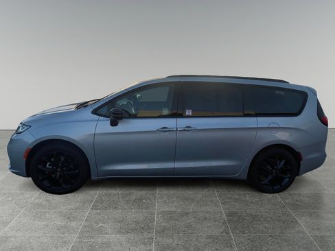 New 2026 Chrysler Pacifica Select image 2