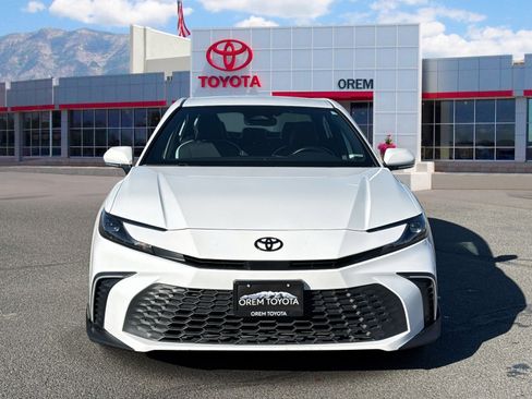 Used 2025 Toyota Camry SE image 2