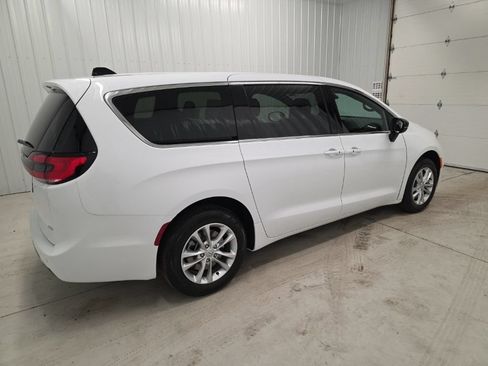 New 2026 Chrysler Pacifica Select AWD/4WD image 6