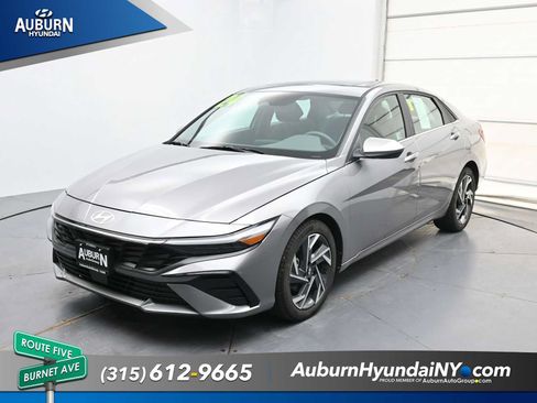 Used 2024 Hyundai Elantra SEL w/ Convenience Package FWD image 16