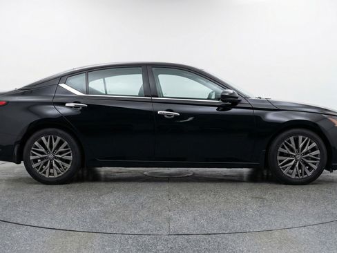 Used 2025 Nissan Altima 2.5 SV FWD image 11
