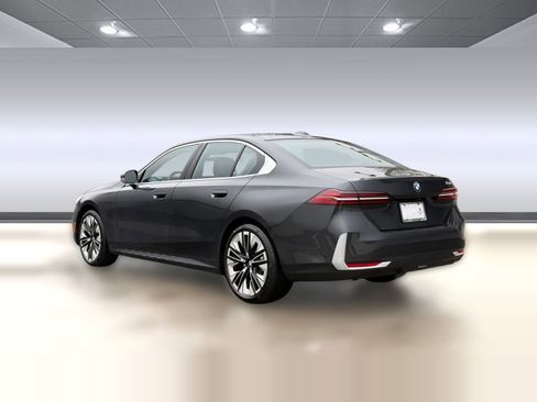 Used 2026 BMW 530i w/ Premium Package RWD image 3