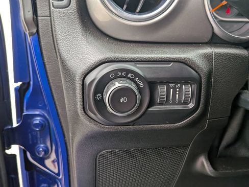 Used 2019 Jeep Wrangler Unlimited Sahara AWD/4WD image 18