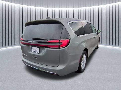 Used 2023 Chrysler Pacifica Touring-L FWD image 13