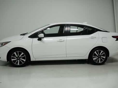 Used 2022 Nissan Versa SV image 7