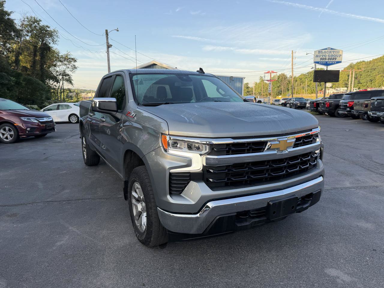 Used 2023 Chevrolet Silverado 1500 LT w/ Z71 Off-Road Package AWD/4WD image 3