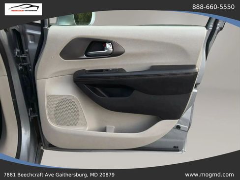 Used 2017 Chrysler Pacifica Touring-L FWD image 24