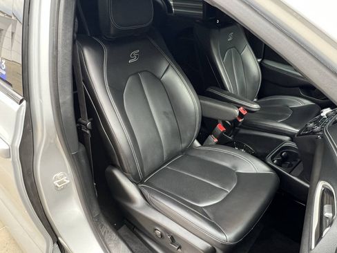Used 2023 Chrysler Pacifica Touring-L w/ Uconnect Theater Family Group FWD image 27