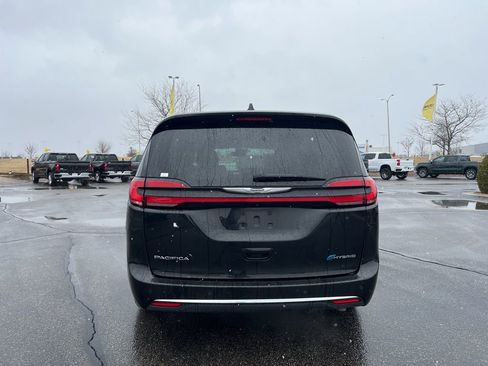 Used 2023 Chrysler Pacifica Touring-L image 4
