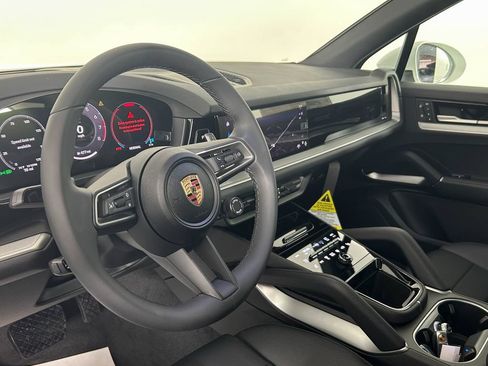 Used 2025 Porsche Cayenne AWD/4WD image 4
