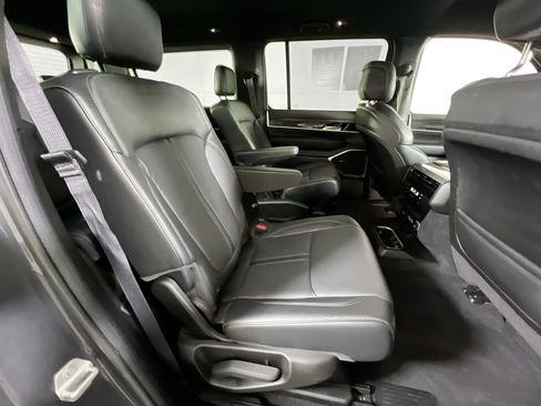 Used 2022 Jeep Wagoneer Series III w/ Flexible Seating Group image 29