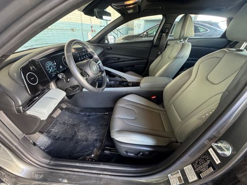 Used 2025 Hyundai Elantra Limited image 27